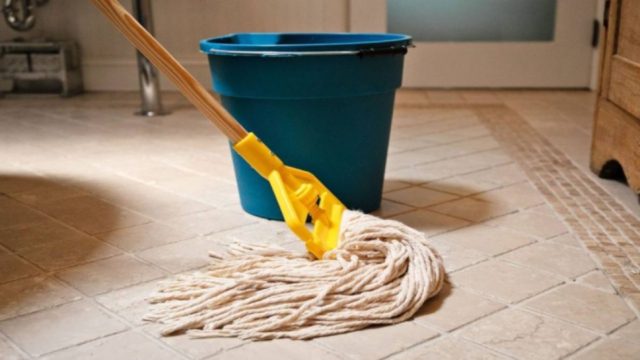 Ο καλύτερος τρόπος να σφουγγαρίσετε το πάτωμα της κουζίνας σας χωρίς χημικά συστατικά