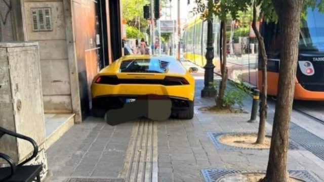 Εξωφρενικό: Lamborghini πάρκαρε πάνω σε πεζοδρόμιο και οδηγό τυφλών στον Πειραιά (video)