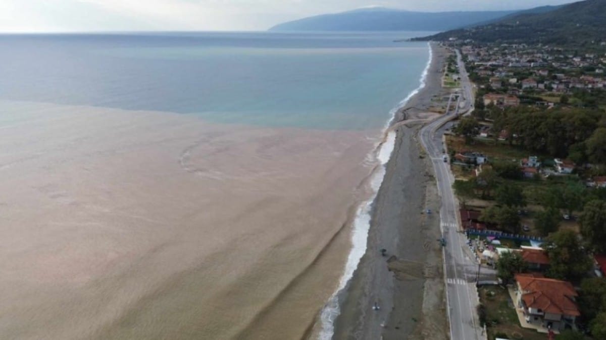 Απόκοσμες εικόνες στη Λάρισα: Έγινε καφέ η θάλασσα στον Αγιόκαμπο από τα φουσκωμένα ρέματα (photo)