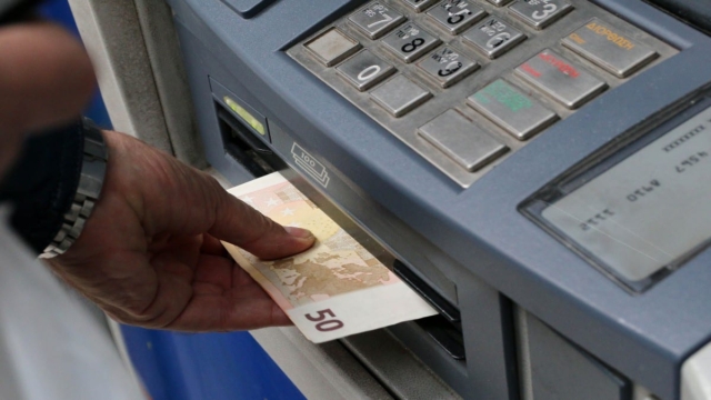 Καταβολή εφάπαξ από τον e- ΕΦΚΑ και επιδόματα από τη ΔΥΠΑ: Ποιοι βλέπουν τα χρήματα από σήμερα στους λογαριασμούς τους