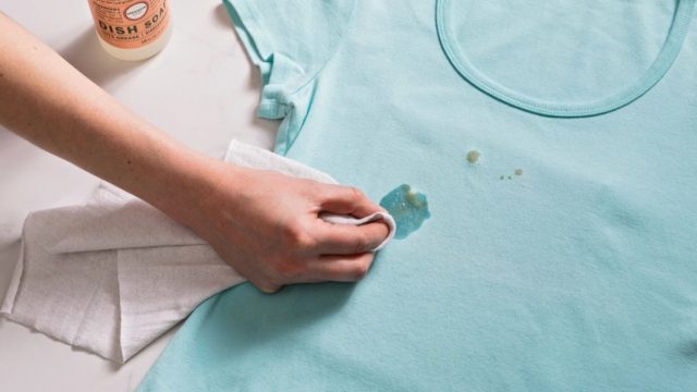 Λεκές από λάδι στα ρούχα: 9 τρόποι να ξεφορτωθείς τα σημάδια στο λεπτό