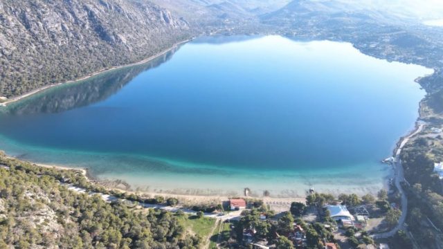 Μικρή στιγμή ξεγνοιασιάς σε απόσταση αναπνοής από την Αθήνα: Η λίμνη «έκπληξη» που θα σε μαγέψει