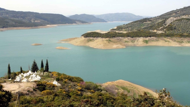 Συναγερμός στις Αρχές: Εντοπίστηκε γυναικεία σορός στη Λίμνη Κρεμαστών