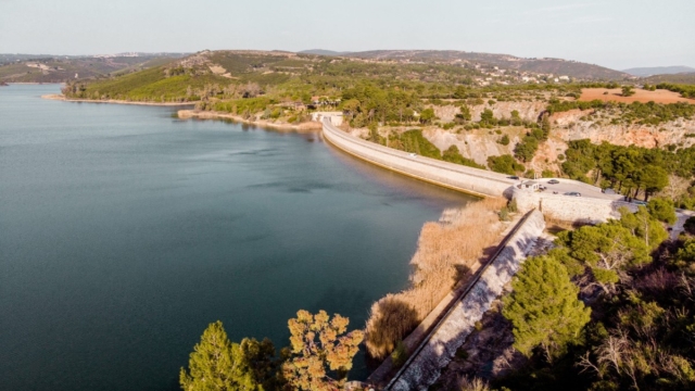 Ο παράδεισος της Αττικής: Πού βρίσκεται η πιο όμορφη λίμνη του Λεκανοπεδίου