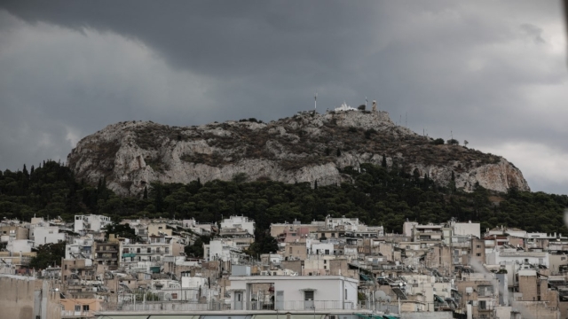 Η Φωτογραφία της Ημέρας: Πανέμορφος και… βροχερός ο Λυκαβηττός!