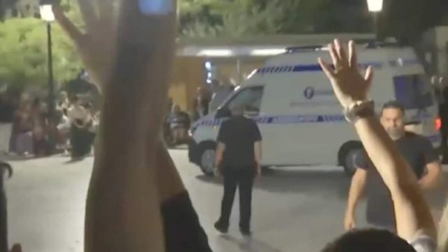 Μαρινέλλα: Η συγκινητική χειρονομία του κόσμου κατά τη μεταφορά της με το ασθενοφόρο (video)