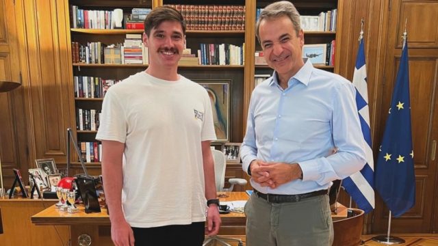 Ο Κυριάκος Μητσοτάκης υποδέχθηκε στο Μαξίμου τον εύζωνα που δάκρυσε στην τελευταία του σκοπιά στον Άγνωστο Στρατιώτη