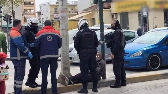 Έπος στην Λάρισα: Μεθυσμένος ξάπλωσε στη μέση του δρόμου και διέκοψε την κυκλοφορία