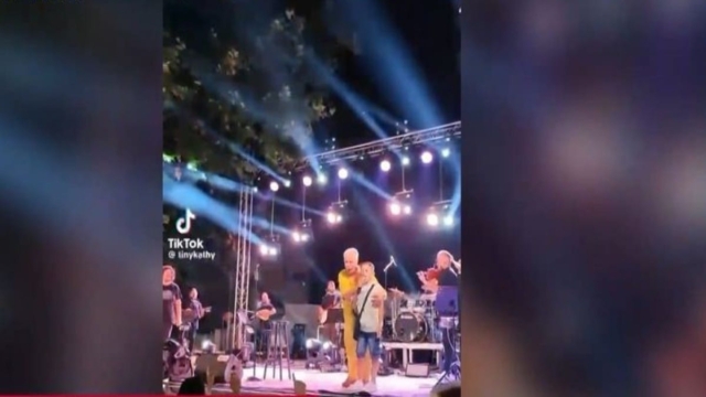 Λάρισα: Αγοράκι έγινε viral κλέβοντας την παράσταση σε συναυλία της Μελίνας Κανά (video)