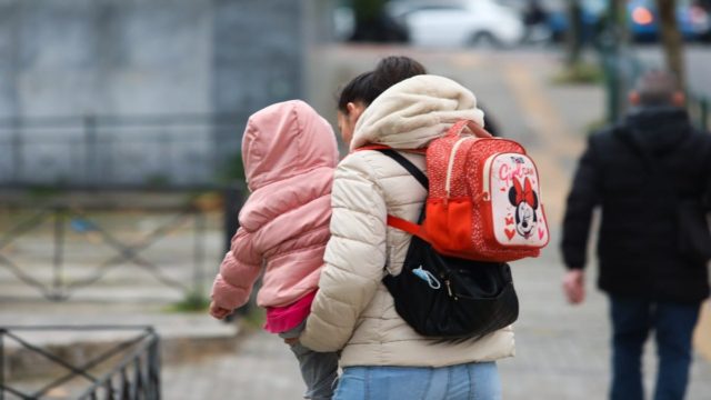 Επίδομα μέχρι 1.000 ευρώ σε μητέρες – Πότε θα γίνει η πληρωμή
