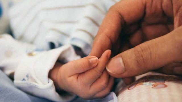 Μητέρα χάνει όλα τα επιδόματα για 12 ένσημα – «Το κράτος μας τιμώρησε επειδή γεννήσαμε πρόωρα»