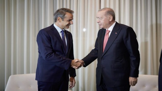 Συνάντηση Μητσοτάκη – Ερντογάν: «Ήρεμα νερά», συνεργασία στο μεταναστευτικό, ανοιχτοί δίαυλοι επικοινωνίας, ραντεβού ξανά τον Ιανουάριo (video)