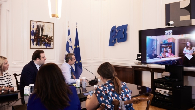 Μητσοτάκης στους δύο μαθητές του Γυμνασίου της Γαύδου: «Αυτό που θέλουμε είναι να μείνετε στο νησί»