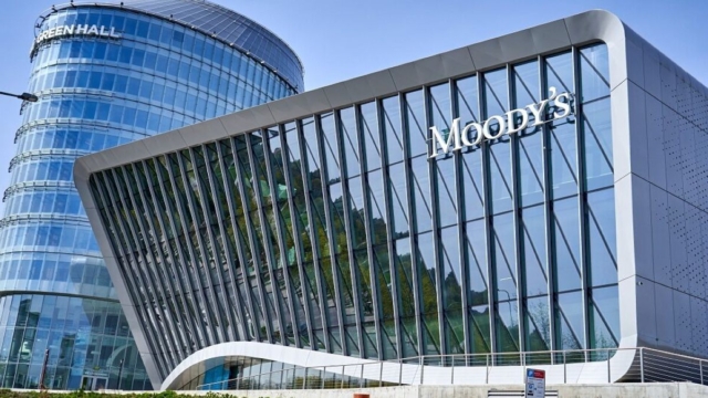 Η Moody’s αναβάθμισε τις προοπτικές της Ελλάδας θετικές: Παραμένει σε «σταθερό σκαλί»