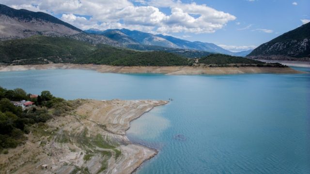 Η φωτογραφία της ημέρας: Χαμηλή στάθμη στη λίμνη του Μόρνου από την οποία υδροδοτείται η Αθήνα