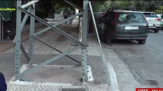 Κι αν πέσει… έπεσε: Σάπια, κομμένη και ετοιμόρροπη κολώνα σε διάβαση πεζών στο Μοσχάτο