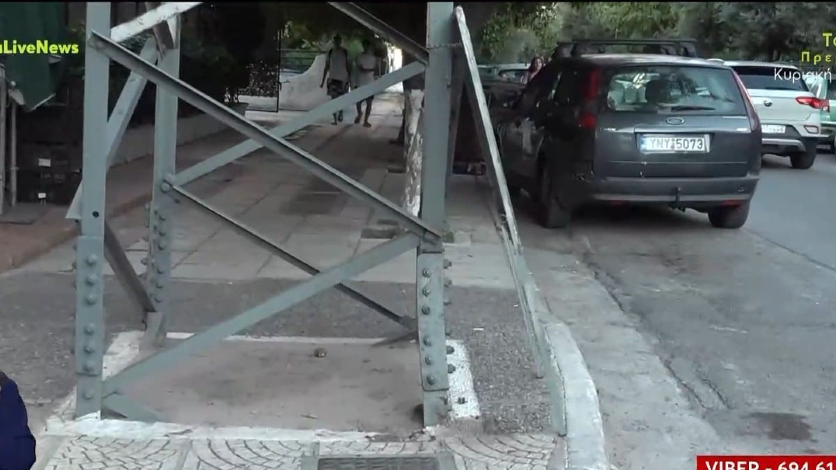 Κι αν πέσει… έπεσε: Σάπια, κομμένη και ετοιμόρροπη κολώνα σε διάβαση πεζών στο Μοσχάτο
