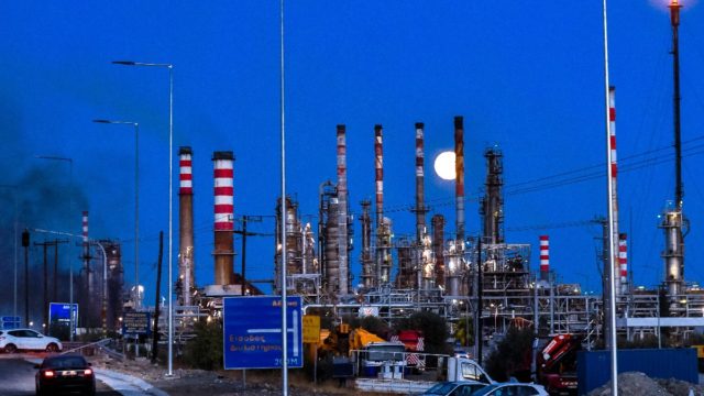 Επί ποδός όλη νύχτα για την πλήρη κατάσβεση της φωτιάς στη Motor Oil – Στο νοσοκομείο 4 τραυματίες