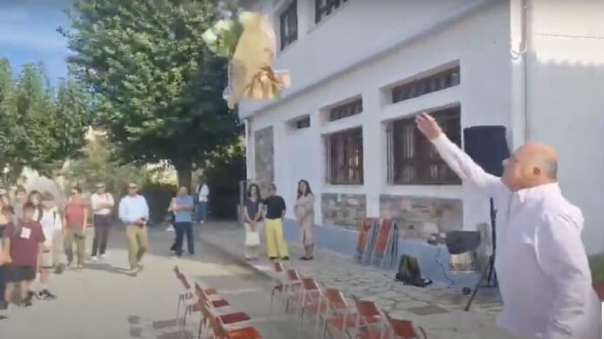 Βόλος: Άντε και καλά στέφανα! Ο Αχιλλέας Μπέος πέταξε ανθοδέσμη σε μαθητές ΕΠΑΛ κατά τον αγιασμό (video)
