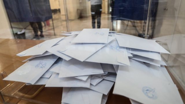 Δημοσκόπηση MRB: «Κατρακύλα» για ΝΔ και ΣΥΡΙΖΑ στην πρόθεση ψήφου – «Ντέρμπι» στο ΠΑΣΟΚ