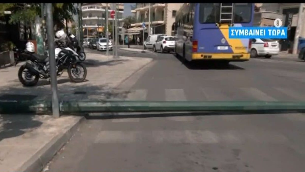 Πανικός στη Νέα Φιλαδέλφεια: Κολώνα της ΔΕΗ έπεσε στη μέση του δρόμου – Τραυματίστηκε 14χρονο παιδί