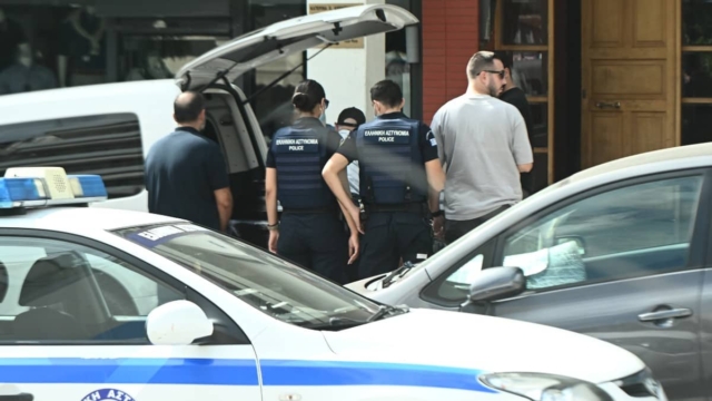 Δολοφονία 46χρονου στη Νέα Σμύρνη: Η αδελφή του ομολόγησε πως τον δολοφόνησε –  «Μου ζήτησε νερό, τσακωθήκαμε»