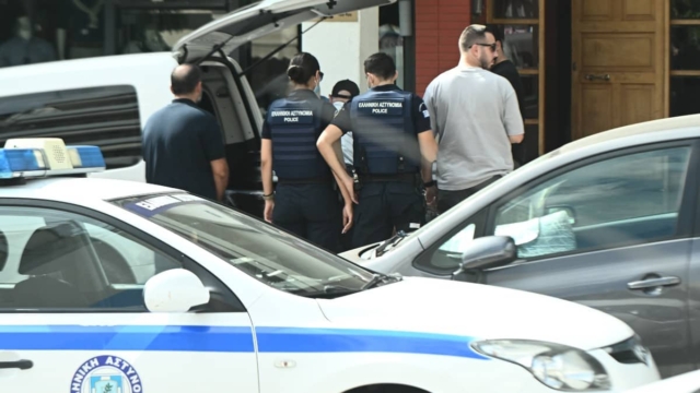 Νέα Σμύρνη: Νεκρός με μια μαχαιριά στην κοιλιά ο 46χρονος, εγκληματική ενέργεια βλέπει ο ιατροδικαστής – Στο Ανθρωποκτονιών η αδερφή του