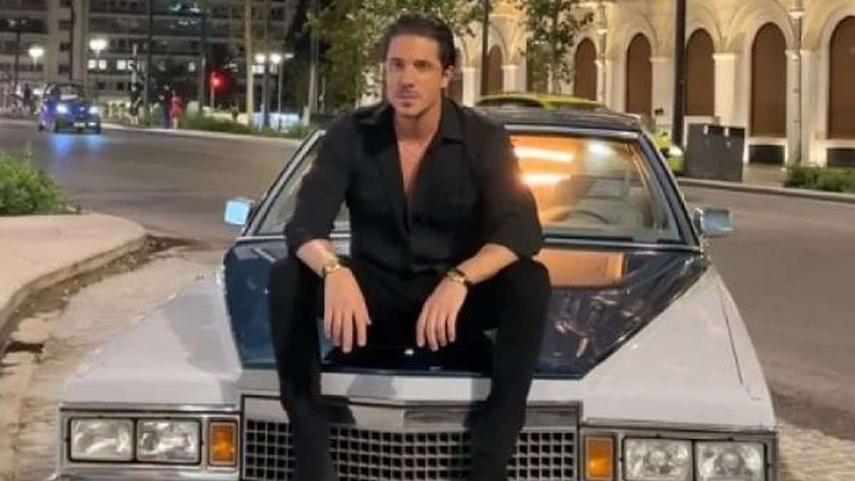 «Είναι ο Ιουστινιανός από το “Κωνσταντίνου και Ελένης;”»: O Οικονομόπουλος φωτογραφήθηκε σε αμάξι αντίκα και έγινε χαμός στα social media!