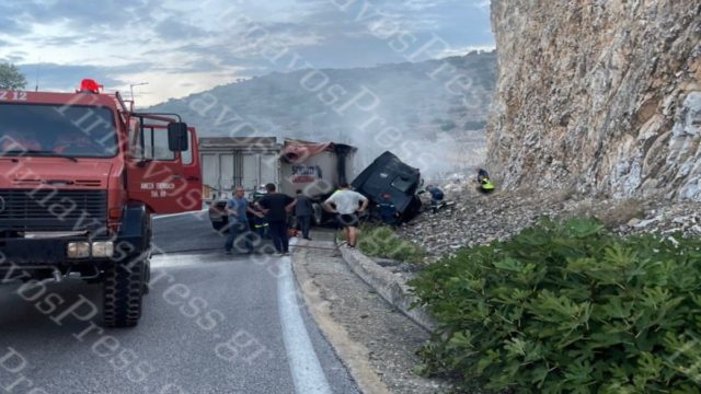 Τραγωδία στην Ε.Ο. Λάρισας – Κοζάνης: Νταλίκα έχασε τον έλεγχο, έπεσε σε βράχο και πήρε φωτιά – Νεκρός ο οδηγός (video)