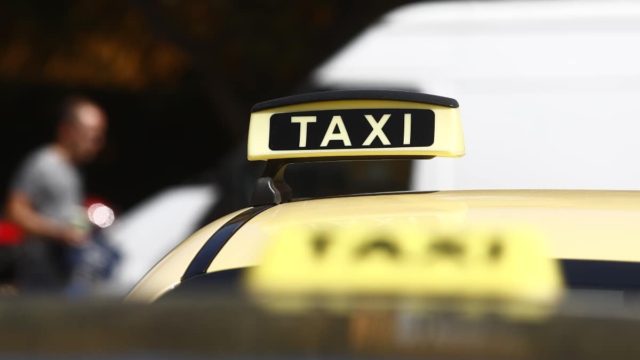 Καταδικάστηκε οδηγός ταξί στη Θεσσαλονίκη για ομοφοβικό σχόλιο σε τρανς – «Με ρώτησε αν…»
