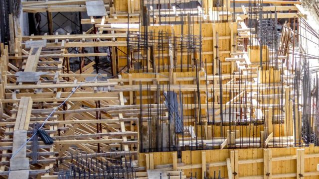 Απίστευτο περιστατικό σε οικοδομή στο Ηράκλειο: Έδωσαν «μάχη» με σφυρί και σκεπάρνι και στο τέλος αντάλλαξαν και… μηνύσεις