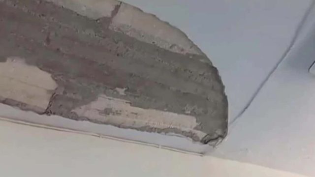 Σκηνές τρόμου σε σχολείο στη Θεσσαλονίκη: Έπεσαν σοβάδες από την οροφή – Από τύχη δεν έπεσαν στα κεφάλια μαθητών (video)