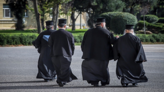 Το τερμάτισε: Χειροπέδες σε ιερέα γιατί απείλησε την πρεσβυτέρα του – Μαγείρευε κιμά το βράδυ, τον πέταξε από το μπαλκόνι και χίμηξε κατά πάνω της