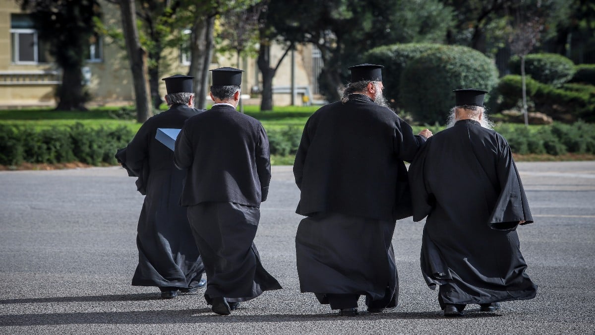 Το τερμάτισε: Χειροπέδες σε ιερέα γιατί απείλησε την πρεσβυτέρα του – Μαγείρευε κιμά το βράδυ, τον πέταξε από το μπαλκόνι και χίμηξε κατά πάνω της