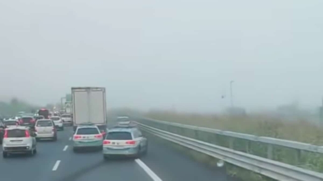 Κάτι λένε για το κάρμα: Οδηγός παριστάνει τον… έξυπνο, μπαίνει στη ΛΕΑ και πίσω του ανάβει ο φάρος της αστυνομίας (video)