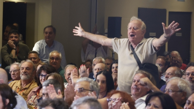 Σε ρόλο ανιματέρ ο πατέρας του Στέφανου Κασσελάκη στην ΚΕ του ΣΥΡΙΖΑ: Δίνει το σύνθημα για επευφημίες στον γιο του
