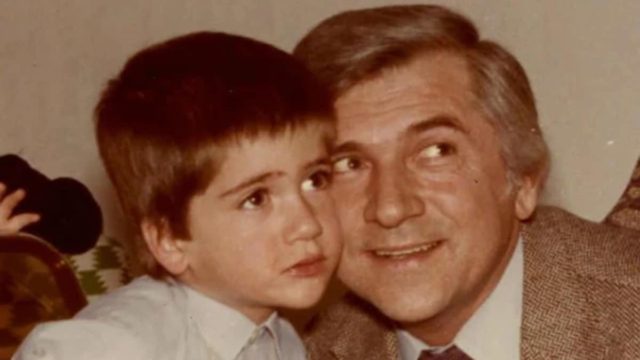 Κώστας Μπακογιάννης: «Βλέπω το χαμόγελό σου στα παιδιά μας» – Η εξομολόγηση για τον θάνατο του πατέρα του