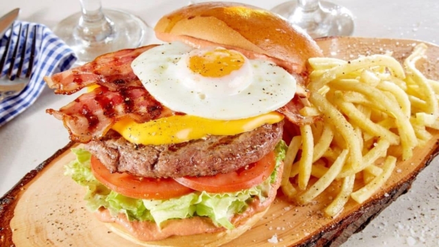 Burgers ιδανικά για… Instagram: Το μαγαζί με τα μεγάλα και πρωτότυπα πιάτα σε κάνει να υποκλιθείς στη θέα τους