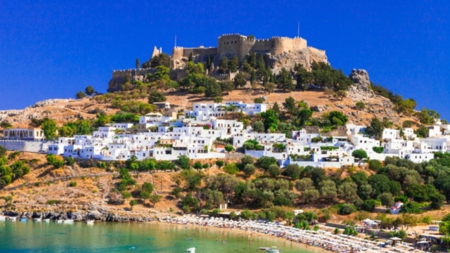 «Ταγμένοι» στη Ρόδο: Τιμήθηκε ζευγάρι Βρετανών που έχει επισκεφθεί το νησί πάνω από 100 φορές