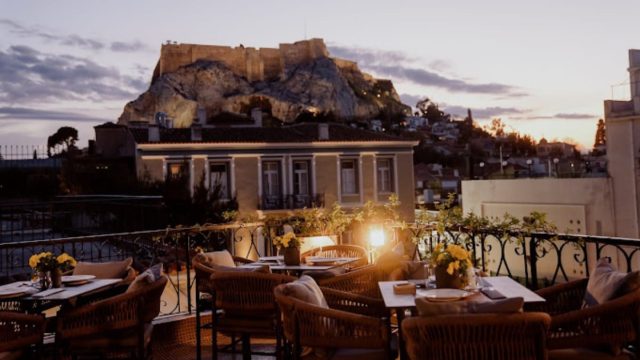Ροή: «Παράδεισος» ρομαντισμού κάτω από τα φώτα της Ακρόπολης – Ένα μοναδικό μέρος για ραντεβού