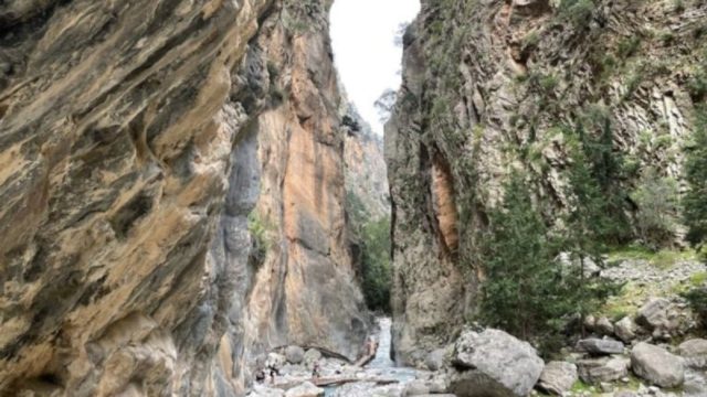 Τραγωδία στο φαράγγι της Σαμαριάς: «Όταν μπήκαμε είχε καλό καιρό» – Σοκάρουν οι μαρτυρίες των περιπατητών για το θάνατο της τουρίστριας