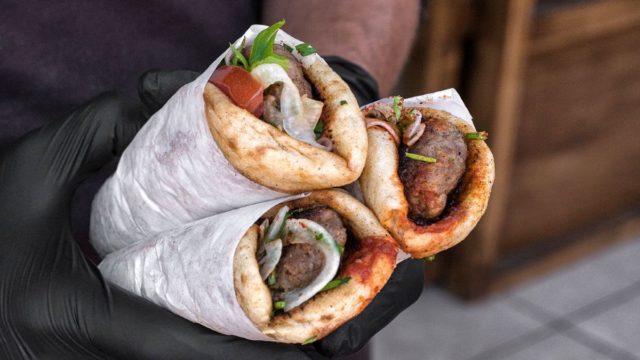 Σουβλάκι για λίγους: Μεγάλη η αύξηση της τιμής –  Μειωμένες παραγγελίες και κατανάλωση