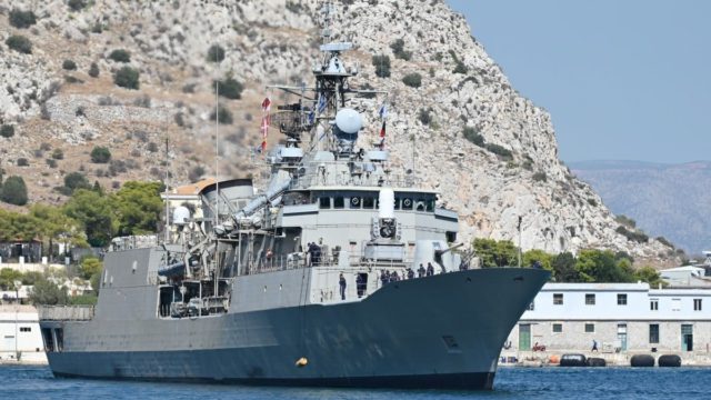 Η φωτογραφία της ημέρας: Η φρεγάτα «Σπέτσαι» φεύγει για να τιμήσει ξανά την πατρίδα μας