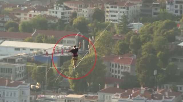 «Κόβει» την ανάσα: Ακροβάτης πέρασε από την Ασία στην Ευρώπη με slackline (video)