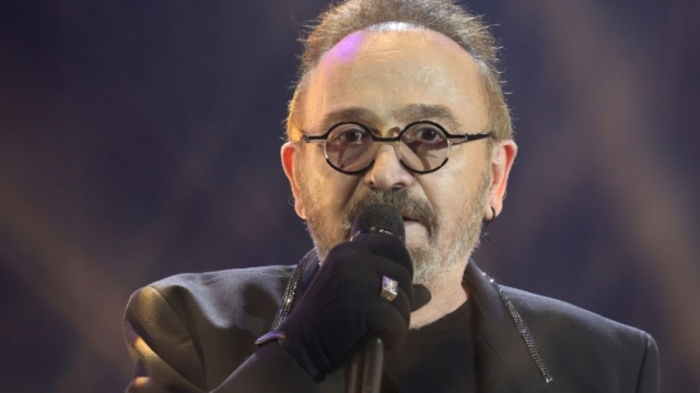 Σπάνια δημόσια εμφάνιση του Σταμάτη Γονίδη με την οικογένεια του: Αγκαλιά με την τετράχρονη κόρη του