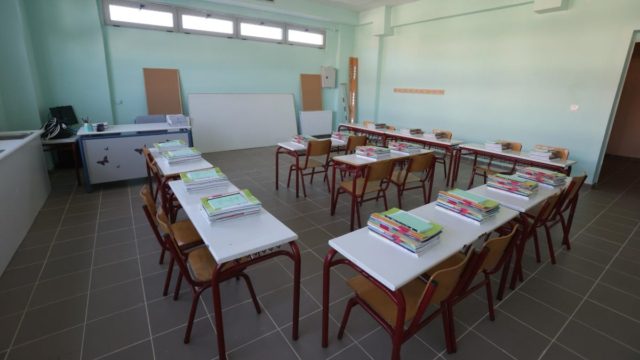 Αχαΐα: Η πρώτη αποβολή για χρήση κινητού σε σχολείο – «Το παιδί μου λέει πως άνοιξε την τσάντα για να κλείσει το κινητό» (video)