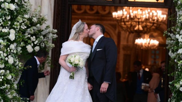 Η φωτογραφία της ημέρας: Ο λαμπερός γάμος της Τατιάνας Γλύξμπουργκ με τον Μάθιου Κουμάρ στη Μητρόπολη Αθηνών