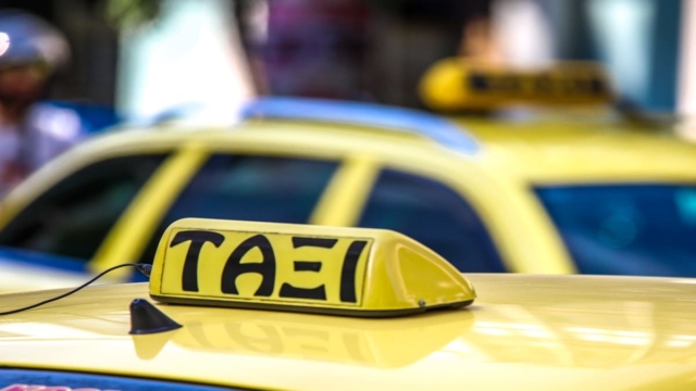 Τρεις συλλήψεις οδηγών ταξί για υπερβολικό κόμιστρο και πλαστές άδειες: Σαφάρι της αστυνομίας για σωρεία παραβάσεων