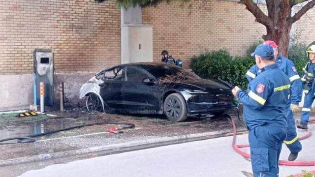 Λαχτάρησαν στο Χαλάνδρι: Ηλεκτρικό αυτοκίνητο τυλίχθηκε στις φλόγες την ώρα που φόρτιζε σε πάρκινγκ (video)