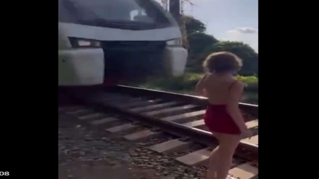 Σοκαριστικό video: Γυναίκα στέκεται δίπλα στις σιδηροδρομικές γραμμές για να βγάλει φωτογραφία και τη χτυπάει τραίνο